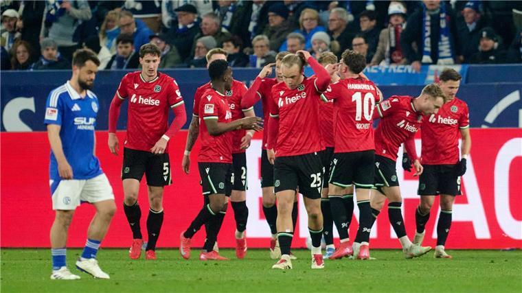 Mit zwei späten Toren: Hannover dreht Spiel auf Schalke Riesiger Jubel: Hannover hat das Spiel auf Schalke spät gedreht.