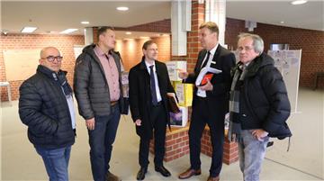 Ringen um die Zahlen: Die Kreistagsmitglieder Gerd Tienken (SPD), Claus Seebeck (CDU), Christian Grüter (SPD) und Dietmar Buttler sprechen mit Landrat Kai-Uwe Bielefeld.  