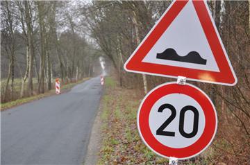 Risse, Huckel, abgebrochene Seitenränder: Viele Moorstraßen sind marode. Besonders betroffen ist die Region Gnarrenburg.