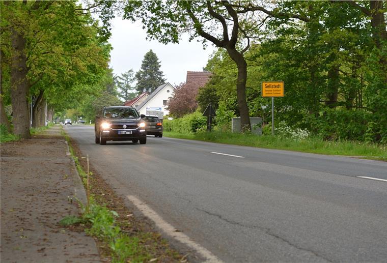 Sellstedt: Tempolimit oder Blitzer gefordert Risse und Schlaglöcher machen die Geestensether Straße in Sellstedt zur Huckelpiste. Wenn es nach dem Ortsrat geht, sollten deshalb dringend eine Fahrbahnsanierung und ein Tempolimit für LKW her.
