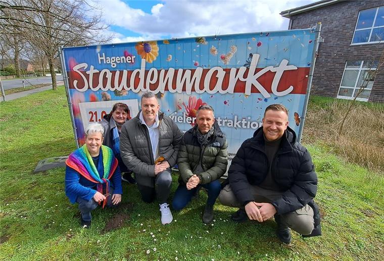 Ordentlich was los in Hagen: Mit dem Staudenmarkt kann der Frühling kommen Rita Hogrewe (v.l.), Doris Walleit, Andreas Dullweber, Stefan Wesenberg und Nico Zschaler von der Unternehmergemeinschaft bereiten den Staudenmarkt vor.