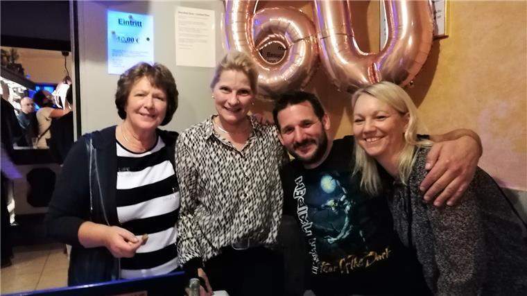60 Jahre Roes: So wurde in Lintig gefeiert Rita und Liane Roes (v.l.) empfangen die Gäste, so wie es auf einer Roes-Party Tradition ist. Andreas und Nina kennen die beiden schon seit Jahren.