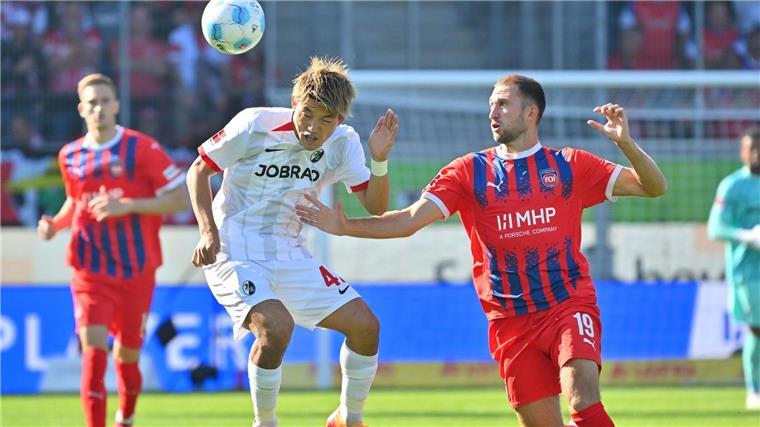 Ritsu Doan und der Ex-Freiburger Jonas Föhrenbach im Zweikampf.