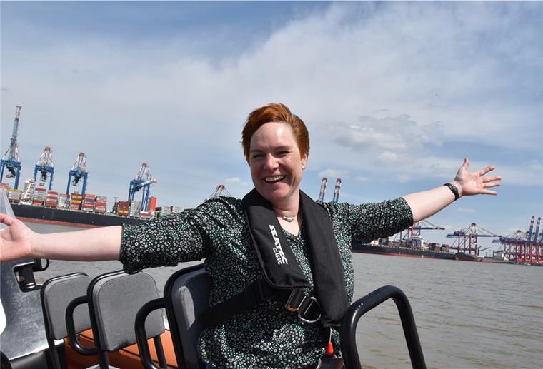Neuer Freizeitspaß: Mit 60 Sachen über die Weser Ritt auf den Wellen: Unsere Reporterin hat die rasante Fahrt getestet.