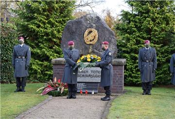 Ritual am Volkstrauertag, auch in Corona-Zeiten: Kranzniederlegung in der Fallschirmjäger-Kaserne in Seedorf am Ehrenmal für gefallene Soldaten.