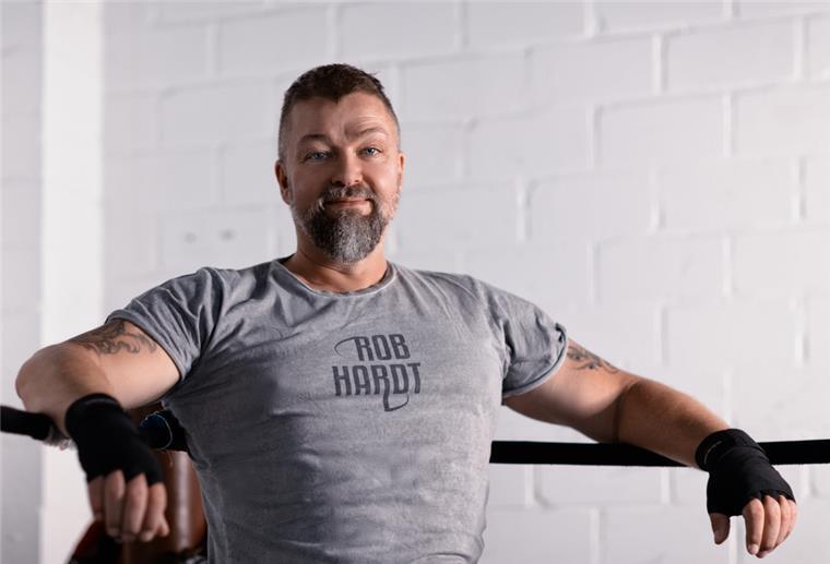 Ring frei für ein Battle am DJ-Pult Rob Hardt steht im Boxring.