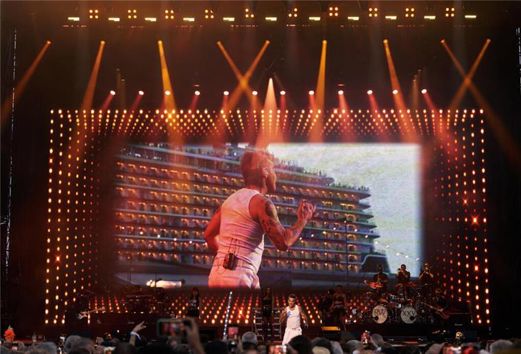 Nach Luxus-Taufe: Diese Ziele steuert die „Mein Schiff Relax“ im Sommer an Robbie Williams auf einer Bühne. Der Wohlfühlbotschafter der „Mein Schiff Relax“ gab bei der Taufe in Malaga ein exklusives Konzert.