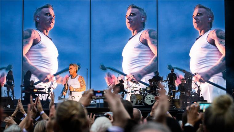 Mit neuen Zähnen und altem Po: Robbie Williams begeistert Hamburg