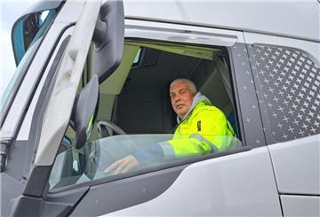 Robert Effenberger fährt mit seinem Lkw täglich mehrmals von Bremen nach Bremerhaven und zurück. Die Umleitung hat er nur einmal ausprobiert, seitdem fährt er über die alte B6. 