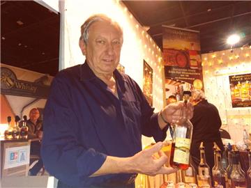 Robert Fleischmann mit seinem Malt-Whisky „Seute Deern“.  