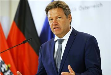 Robert Habeck (Bündnis 90/Die Grünen), Bundesminister für Wirtschaft und Klimaschutz, spricht bei einer Pressekonferenz mit der Klimaschutzministerin von Österreich.