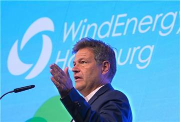 Robert Habeck (Bündnis 90/Die Grünen), Bundesminister für Wirtschaft und Klimaschutz, spricht während der Eröffnung der Messe WindEnergy Hamburg.