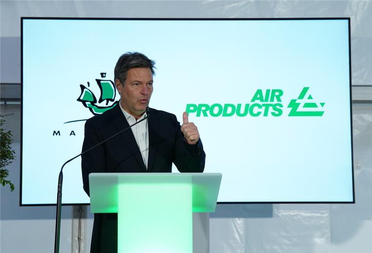Hamburg: Großes Importterminal für erneuerbare Energie geplant Robert Habeck (Bündnis 90/Die Grünen), Bundesminister für Wirtschaft und Klimaschutz, spricht während eines Pressetermins zur Bekanntgabe eines Baus eines Importterminals für grüne Energie auf dem Gelände des Tanklagers Oiltanking Deutschland GmbH im Hafen.
