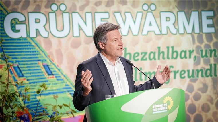 Robert Habeck (Bündnis 90/Die Grünen), Bundesminister für Wirtschaft, spricht am Rednerpult.
