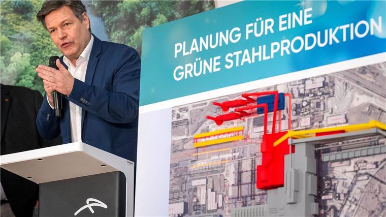 „Stahl ist Zukunft“ - Förderzusage für Stahlwerke Robert Habeck (Bündnis 90/Die Grünen), Bundesminister für Wirtschaft und Klimaschutz, verkündet bei einer Betriebsversammlung mit der Belegschaft des Stahlwerkes die lang erhoffte Förderzusage für den Umbau des Bremer Stahlwerks.
