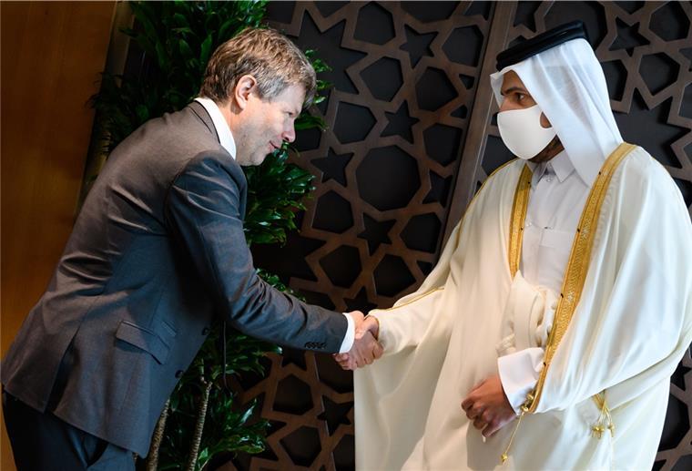 Langfristige Energiepartnerschaft mit Katar fest vereinbart Robert Habeck (l, Bündnis 90/Die Grünen), Bundesminister für Wirtschaft und Klimaschutz, und Scheich Mohammed bin Hamad bin Kasim al-Abdullah Al Thani,