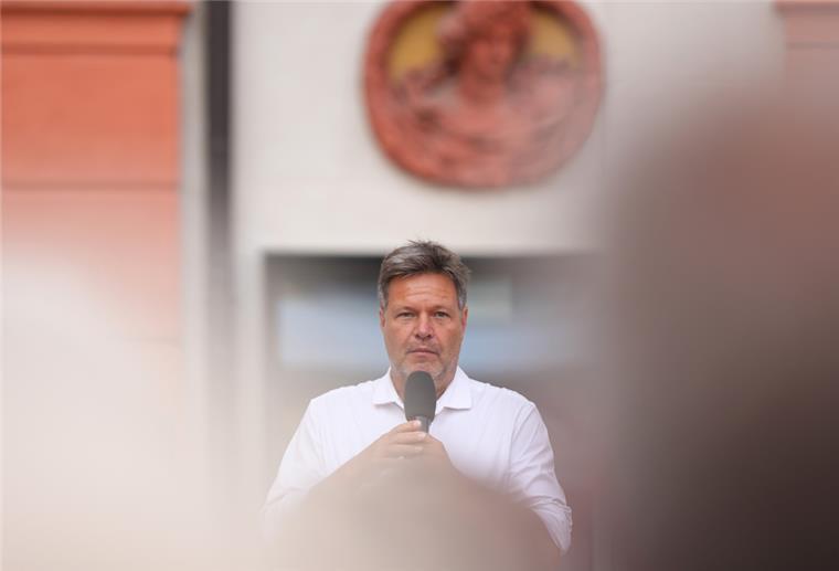 Habeck verteidigt Kurs der Bundesregierung - und wird ausgepfiffen Robert Habeck