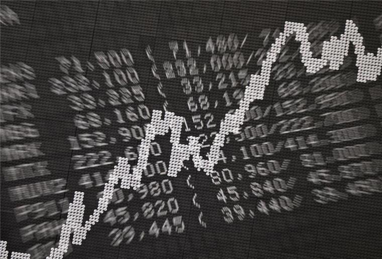 Die Doppelbelichtung zeigt eine Anzeigetafel im Handelssaal der Frankfurter Wertpapierbörse mit Kursen von Unternehmen im Xetra-Handel sowie der Dax-Kurve (Aufnahme mit Doppelbelichtung und Zoomeffekt).  Der Experte und Autor Robert Kiyosaki sieht einen Aktiencrash kommen und rät Anlegern zu 5 entscheidenden Maßnahmen.