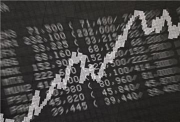 Die Doppelbelichtung zeigt eine Anzeigetafel im Handelssaal der Frankfurter Wertpapierbörse mit Kursen von Unternehmen im Xetra-Handel sowie der Dax-Kurve (Aufnahme mit Doppelbelichtung und Zoomeffekt).  Der Experte und Autor Robert Kiyosaki sieht einen Aktiencrash kommen und rät Anlegern zu 5 entscheidenden Maßnahmen.
