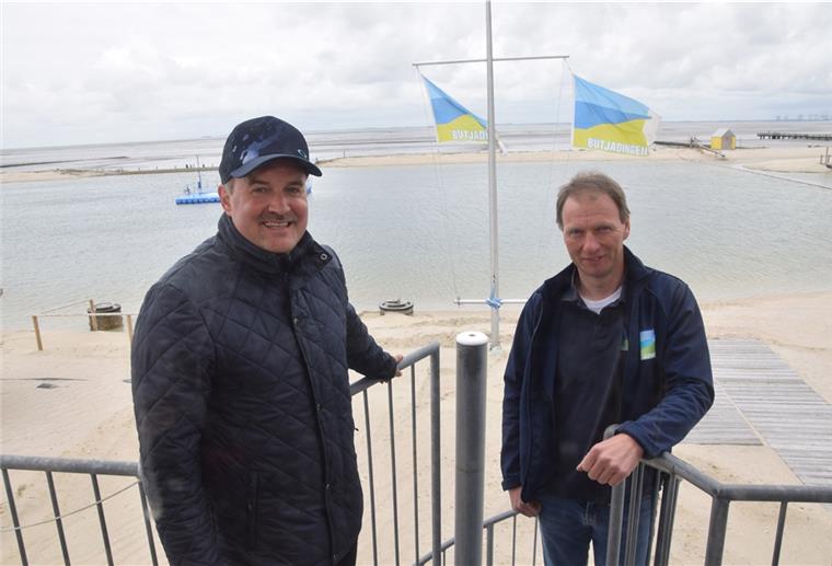 Butjadingen: Nordseelagune soll bald eröffnet werden Robert Kowitz (links) und Jens Bode von der Tourismus-Service Butjadingen haben am Freitag vorgestellt, wie in der Nordseelagune zukünftig der Betrieb ablaufen soll.
