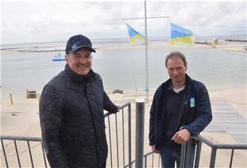 Robert Kowitz (links) und Jens Bode von der Tourismus-Service Butjadingen haben am Freitag vorgestellt, wie in der Nordseelagune zukünftig der Betrieb ablaufen soll. 