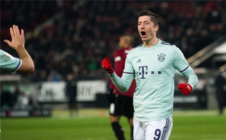 Hannover ist chancenlos gegen Bayern Robert Lewandowski bejubelt seinen Treffer zum 4:0 gegen Hannover 96.