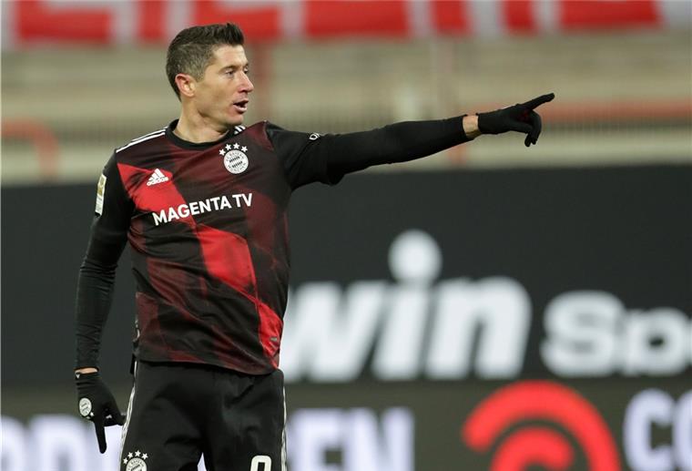 FC Bayern: Haarscharf an Niederlage vorbei Robert Lewandowski jubelt über seinen Treffer zum 1:1-Ausgleich für die Bayern.