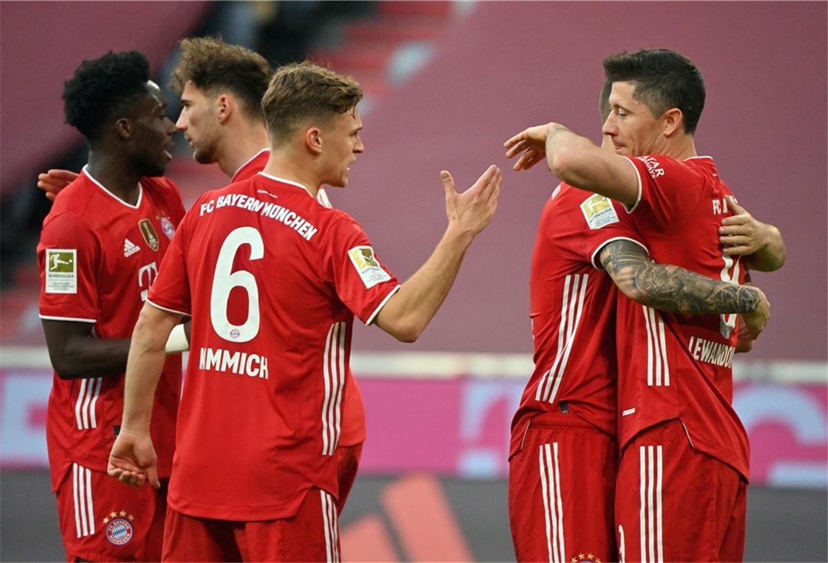 Bundesliga: Bayern feiern Titel mit 6:0-Sieg Robert Lewandowski (rechts) bejubelt sein Tor zum 5:0.