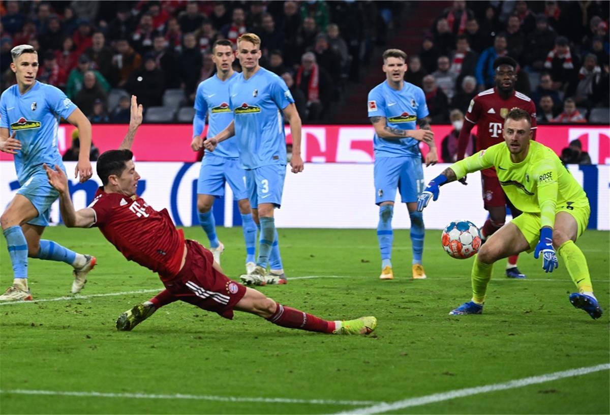 Bundesliga: Bayern bremsen Freiburg aus Robert Lewandowski trifft zum 2:0 für den FC Bayern München gegen den FC Freiburg.