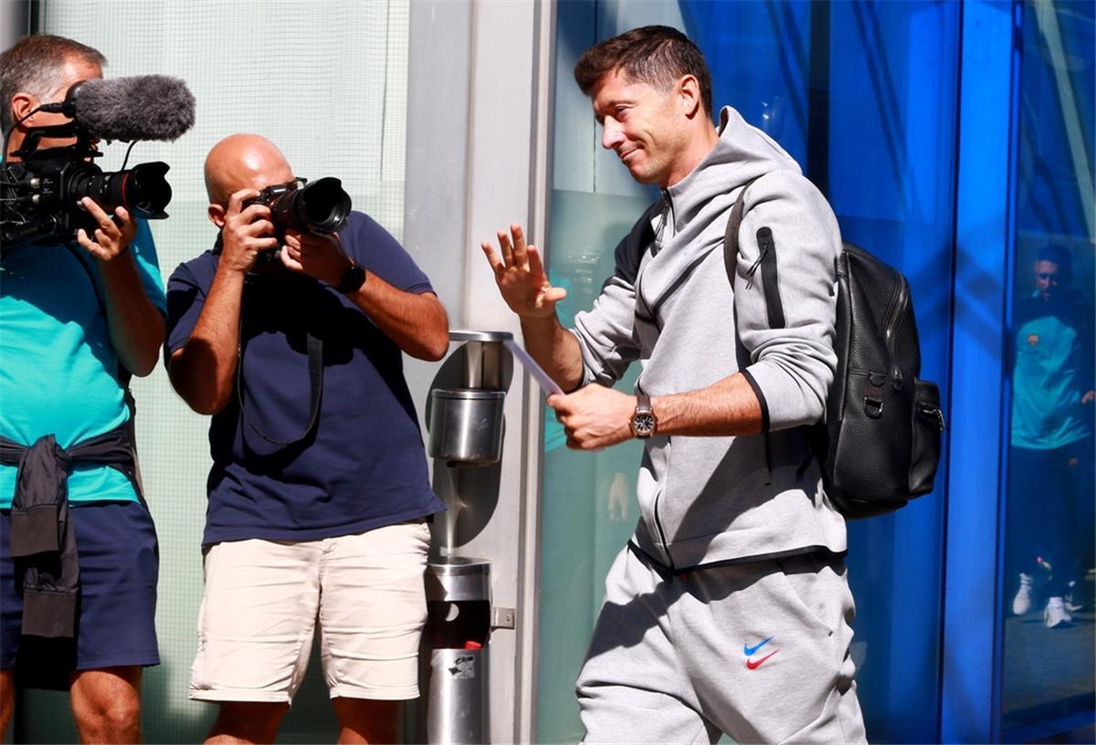 Vor Champions-League-Duell: Lewandowski in München angekommen Robert Lewandowski vom FC Barcelona kommt in seiner alten Spielstätte München an.