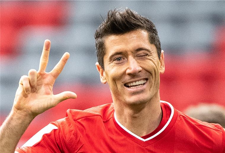 FC Bayern dominiert Eintracht Frankfurt Robert Lewandowski vom FC Bayern München jubelt. Er hat allein drei der fünf Tore geschossen.