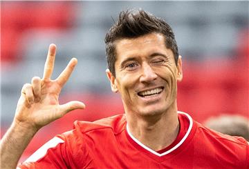 Robert Lewandowski vom FC Bayern München jubelt. Er hat allein drei der fünf Tore geschossen.