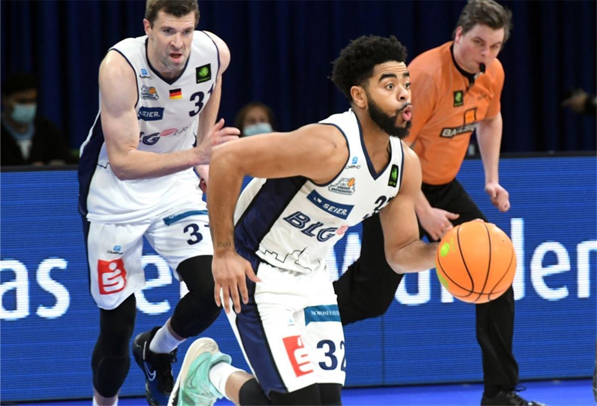 Eisbären können Rostock Seawolves nicht stoppen Robert Oehle (links) und Carrington Love kassierten mit den Eisbären eine Heimniederlage.