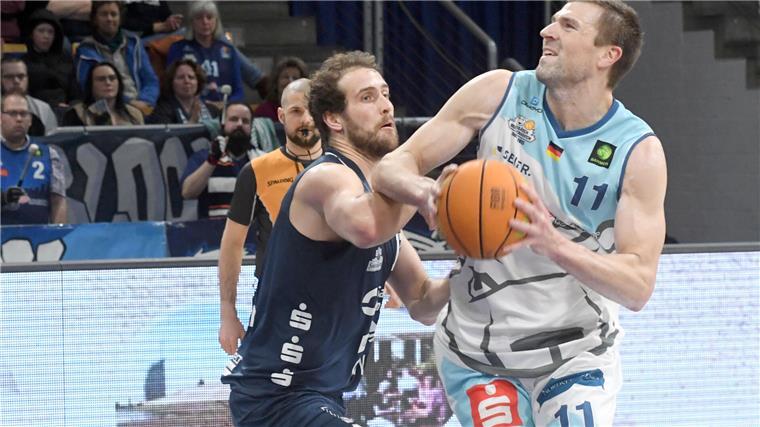 Eisbären verlieren auch das erste Heimspiel im neuen Jahr Robert Oehle (rechts) zeigte bei der Eisbären-Niederlage gegen Dresden ein gutes Comeback.