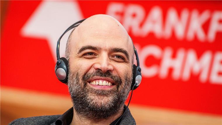 Savianos „Rache“ auf der Buchmesse Roberto Saviano, italienischer Autor, lächelt bei einer Diskussionsrunde unter der Überschrift „Schreiben in illiberalen Zeiten“.