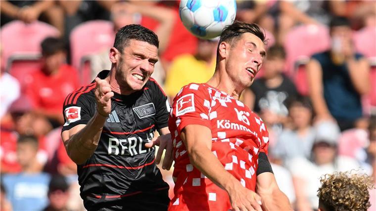Khedira über kurzfristigen Gosens-Abgang: „Eine Katastrophe“ Robin Gosens (l) wird für den 1. FC Union Berlin so schnell kein Kopfballduell mehr bestreiten.