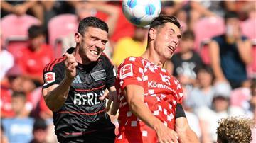 Robin Gosens (l) wird für den 1. FC Union Berlin so schnell kein Kopfballduell mehr bestreiten.
