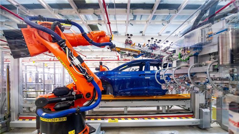 VW stoppt für zwei Tage Produktion in Emder Werk Roboter montieren im VW-Werk Bauteile des ID.4.