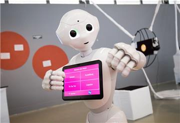 Robotik, autonome Steuerung, Produktentwicklung – eine Lawine von neuen Anwendungen mit künstlicher Intelligenz (KI) wird in den kommenden Jahren auf die Wirtschaft zukommen. In Bremerhaven finanziert das Land Bremen ein KI-Transfer-Zentrum, das die Wirtschaft unterstützen soll.