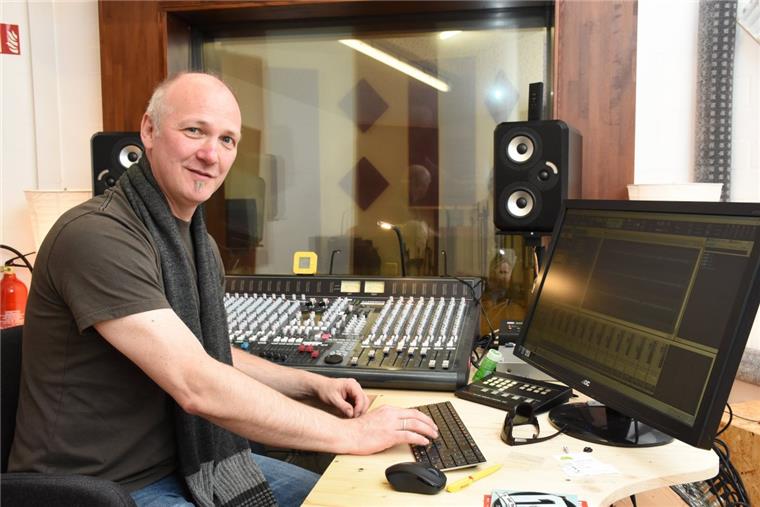 Rock-Cyclus-Vorsitzender Klaus Friedrichs im Regieraum des Aufnahmestudios, über das der Verein verfügt.  