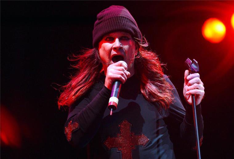 Rocklegende Ozzy Osbourne ist tot Ozyy singt auf einer Bühne