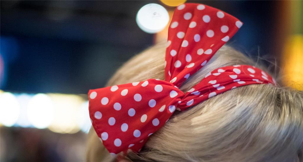 Rockabilly-Chick mit Schleife im Haar... Foto: Hartmann