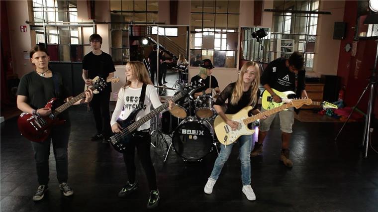 "Euer Song auf Video" gegen das Mobbing Rocken gegen Mobbing in ihrem Video (von links): Chiara Range, Frederik Bosch, Gina Giampietro, Luca Schwederski, Julia Giampietro und Marvin Bootsmann.