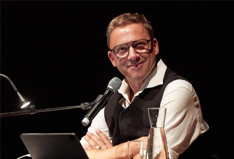 Kunst, Leben und Abstürze: Rocko Schamoni redet mit Stars Rocko Schamonis Alter Ego trifft in dem Vierteiler Klaas Heufer-Umlauf, Joy Denalane, Linda Zervakis und Charly Hübner.