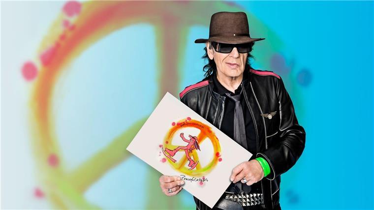 Lindenberg ruft zum Zusammenhalt auf Rocksänger Udo Lindenberg zeigt die Weihnachtsgrußkarte, die er für das UN-Kinderhilfswerk Unicef gestaltet hat.