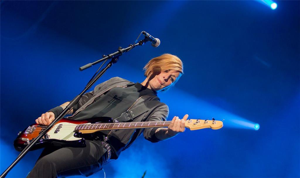 Rockten die Fans ab Mitternacht ins Wochenende: Broilers - hier Basistin Ines Ma...