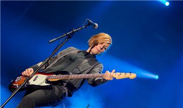 Rockten die Fans ab Mitternacht ins Wochenende: Broilers - hier Basistin Ines Ma...