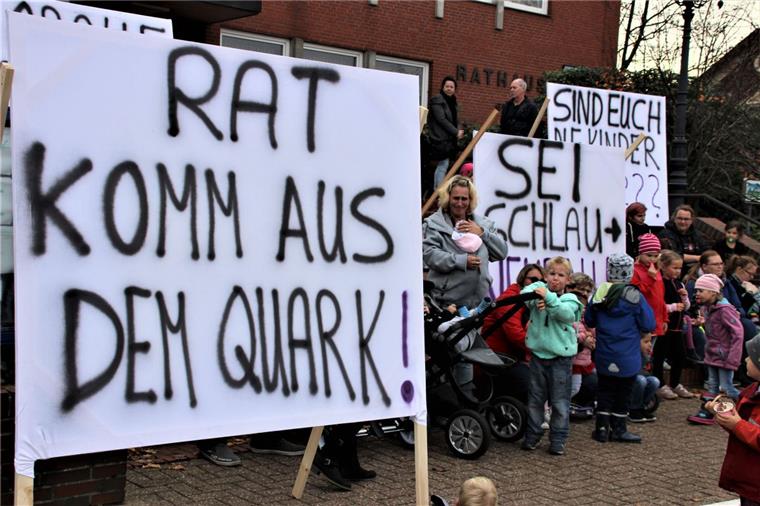 Stadland: Eltern und Politiker fordern Lösung für Kitas Rodenkircher Eltern setzten sich bei ihrer Demo vor dem Rathaus für eine schnelle Klärung der Situation in den Kindertagesstätten ein.