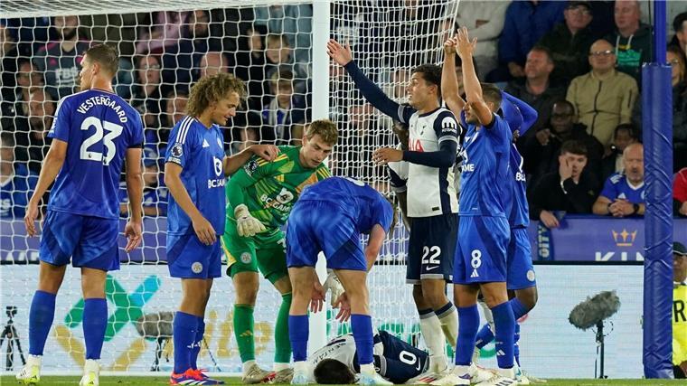 Tottenham-Profi Bentancur geht nach Kopfballduell K.o. Rodrigo Bentancur knallte im Spiel der Tottenham Hotspur gegen Leicester City heftig mit einem Gegenspieler zusammen.