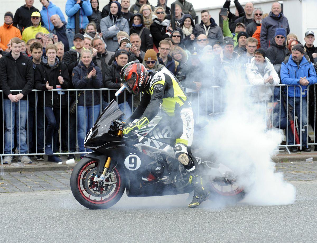 Beim Fischereihafenrennen röhren an Pfingsten die Motoren Röhrende Motoren und qualmende Reifen: an Pfingsten wird in Bremerhaven das 60. Fischereihafenrennen gestartet.